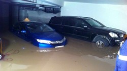 Tầng hầm chung cư và cả căn hộ Green Hills ngập nặng làm hư hại rất nhiều tài sản của cư dân - Ảnh: Đình Sơn