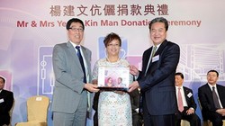 Yeung Kin-man (phải) nhận quà lưu niệm trong một buổi từ thiện. Ảnh: Bloomberg.