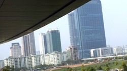 Các dự án bất động sản cao cấp trên đường Phạm Hùng, Hà Nội. Ảnh: KỲ ANH