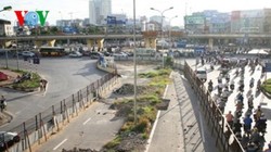 Khu vực trước cổng Đại học Quốc gia Hà Nội được quây tôi rồi để đó