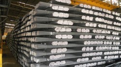 Hiện nay cung thép xây dựng đã vượt gấp đôi cầu - Ảnh: Văn Nam.