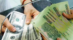 Giá USD tuột dốc từng giờ, chưa từng thấy suốt nhiều năm qua