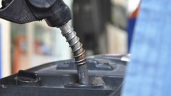 Giá xăng nhập về Việt Nam giảm hơn 40%