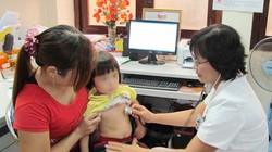 Thay đổi chế độ dinh dưỡng là một trong những biện pháp quan trọng để cải thiện tầm vóc - Ảnh: Khám dinh dưỡng cho trẻ tại Viện dinh dưỡng quốc gia (Hà Nội)