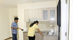 Khách hàng tham quan một căn hộ nhà ở xã hội tại TP HCM.