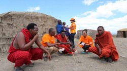 Nhân viên Halotel giới thiệu dịch vụ tới người dân tại tỉnh Arusha, Tanzania.