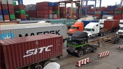 Cảng Cát Lái đang bị quá tải do lượng hàng dồn về nhiều - Ảnh: Anh Quân