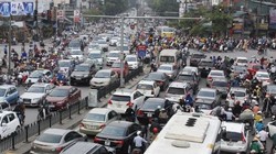 Xe cộ trên một tuyến đường Hà Nội  - Ảnh: Reuters