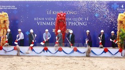 Các đại biểu thực hiện nghi thức khởi công dự án. (Ảnh: Lâm Khánh/TTXVN)