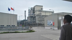 Nhà máy ngàn tỉ của PVN hiện vẫn đang phải tạm dừng hoạt động, chỉ có vài công nhân bảo dưỡng đến trông coi - Ảnh: Mai Công Thành