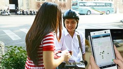 Tài xế xe ôm smartphone siêu rẻ đang đón khách
