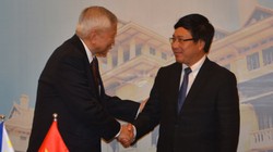 Phó Thủ tướng, Bộ trưởng Bộ Ngoại giao Việt Nam Phạm Bình Minh và Ngoại trưởng Philippines Albert Ferreros del Rosario bắt tay thân mật sau cuộc hội đàm ngày 21-10 - Ảnh: Q.Trung 