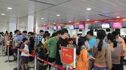 Hành khách xếp hàng dài chờ đợi làm thủ tục tại sân bay Tân Sơn Nhất - Ảnh: Anh Quân