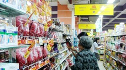 Khách hàng mua sắm tại một siêu thị Maximark - Ảnh minh họa: Minh Tâm