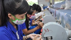 Trước động thái chạy đua tăng lãi suất huy động của các ngân hàng, nhiều doanh nghiệp lo lãi suất cho vay sẽ tăng vào mùa làm ăn cuối năm. Trong ảnh: sản xuất nút áo tại một doanh nghiệp ở tỉnh Bình Dương - Ảnh: T.V.N.