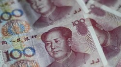 Đồng tiền giấy mệnh giá 100 NDT (15.5 USD) tại Bắc Kinh ngày 25/8. (Nguồn: AFP/TTXVN)