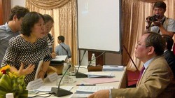 Bà Sơn (áo chấm bi) chất vấn Thứ trưởng Đỗ Hoàng Anh Tuấn tại buổi đối thoại hôm nay. Ảnh: Minh Tâm