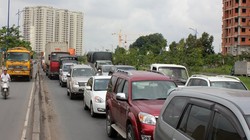 Lượng xe mới lăn bánh ra đường vẫn có xu hướng tăng cao tại TPHCM khiến hạ tầng ngày càng quá tải. Ảnh: Anh Quân