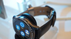 Phiên bản Gear S2 Calssic có thêm dây đeo bằng da lịch lãm - Ảnh: T.Luân