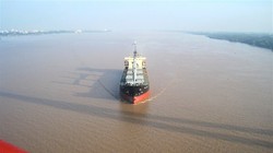 Từ đầu năm 2016, tàu 20.000 tấn có thể ra-vào cảng biển khu vực ĐBSCL. Trong ảnh là một chiếc tàu đang vận chuyển hàng hóa trên sông Hậu nhìn từ cầu Cần Thơ - Ảnh: Trung Chánh