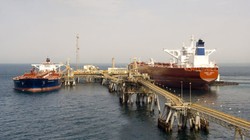 Tàu dầu chờ bên cảng Basrah, Iraq - Ảnh Bloomberg