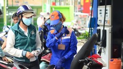 Giá dầu thế giới thời gian qua giảm sâu nhưng xăng trong nước giảm nhẹ 178 đồng/lít.