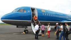 Hành khách lên máy bay Vietnam Airlines - Ảnh: Hoàng Thạch Vân
