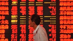 Giới chức Trung Quốc đang tăng cường các cuộc điều tra nhằm vào những công ty môi giới chứng khoán - Ảnh: AFP