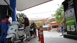 Xăng sinh học E5 được bán cùng với xăng A92 nhưng vẫn không có người mua (ảnh chụp tại cây xăng phố Thái Thịnh, Hà Nội). Ảnh: HẢI NGUYỄN