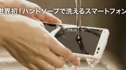 Chiếc điện thoại "Digno Rafre" đang được rửa dưới nước - Ảnh cắt từ clip