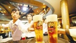 Bia bán bên trong một nhà hàng - Ảnh: Minh Khuê