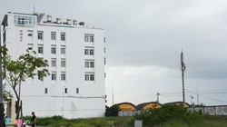 Khách sạn do người Trung Quốc làm chủ cao gấp nhiều lần so với nhà để tàu bay trong sân bay Nước Mặn. Ảnh: Đ.Nguyên.