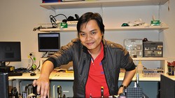  Trần Trọng Toàn, tác giả đứng đầu nghiên cứu làm việc trên một thiết bị phát photon.