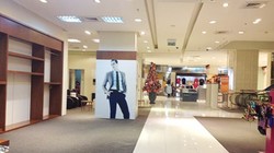 Một trung tâm thương mại vắng hoe khách. Ảnh: TÚ UYÊN