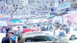 Thị trường ô tô tháng sau luôn cao hơn tháng trước đó trong suốt 11 tháng qua. Trong ảnh là nhiều người tiêu dùng TPHCM đến xem triển lãm ô tô vào tháng 10 qua tại TPHCM - Ảnh: Quốc Hùng