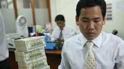 Mặc dù Ngân hàng Nhà nước có những chính sách để người dân và doanh nghiệp "nhả" bớt ngoại tệ găm giữ song thị trường ngoại hối vẫn rất căng. (Ảnh: Lê Toàn)