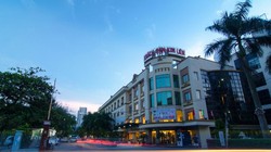 KS Kim Liên nằm trên hai mặt tiền đường phù hợp với khả năng nâng cấp thành một quần thể khách sạn đầy đủ tiện nghi.