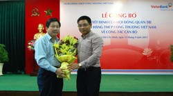 Ông Nguyễn Thanh Tùng (bên trái) tại thời điểm tháng 9-2015 khi chuyển từ VietinBank sang DongA Bank, ảnh: Vietinbank.