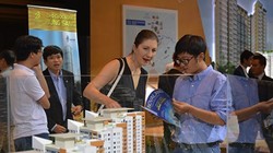 Người nước ngoài đang tìm hiểu mua căn hộ tại một dự án. Ảnh: QUANG HUY