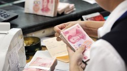 Trung Quốc cắt giảm tỷ giá tham chiếu hằng ngày của đồng nhân dân tệ xuống mức thấp nhất kể từ tháng 4.2011 - Ảnh: AFP