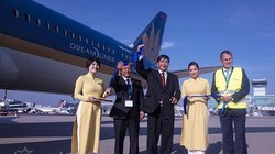 Đại sứ Đoàn Xuân Hưng (giữa) cắt băng khai trương chuyến bay chính thức đầu tiên bằng Boeing 787-9 Dreamliner của Vietnam Airlines tại sân bay Frankfurt/Main ngày 26/10/2015.