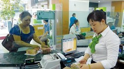 Khách hàng giao dịch tại Vietcombank - ngân hàng có thị phần thẻ ghi nợ nội địa (ATM) lớn nhất tại Việt Nam. Ảnh: UYÊN VIỄN
