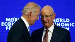 Phó Tổng thống Mỹ Joe Biden (trái) và nhà sáng lập WEF Klaus Schwab (phải) tại hội nghị Ảnh: REUTERS