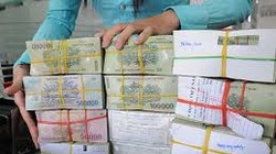 Lãi suất với EUR giảm xuống còn 4,8% (tức là giảm 0,6% so với quý trước). Lãi suất USD giảm 0,1% còn 4,2%.