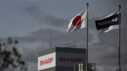 Nếu mua lại Sharp, Foxconn cũng sẽ phải gánh các khoản nợ lớn mà công ty Nhật Bản đang phải chịu. Sharp được cho đang nợ các ngân hàng Nhật số tiền lên tới 510 tỷ yen (4,4 tỷ USD)
