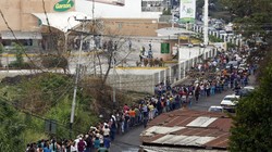 Người dân xếp hàng để mua thực phẩm ở một siêu thị ở San Cristobal, Venezuela. Ảnh: Reuters.