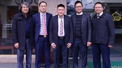 Bầu Thụy (giữa) và ban lãnh đạo Khách sạn Kim Liên.