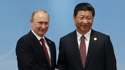 Tổng thống Nga Vladimir Putin (trái) và Chủ tịch Trung Quốc Tập Cận Bình - Ảnh: Reuters