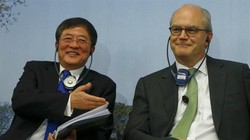 Chủ tịch ChemChina Ren Jianxin (trái) và Chủ tịch Syngenta Michel Demare