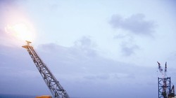 Các nước đi trước đã phải chịu rất nhiều hậu quả do phát triển công nghiệp hóa dầu: ô nhiễm môi trường, khí thải nhà kính và tốn kém nhiều tài nguyên đất đai... Ảnh minh họa: TL